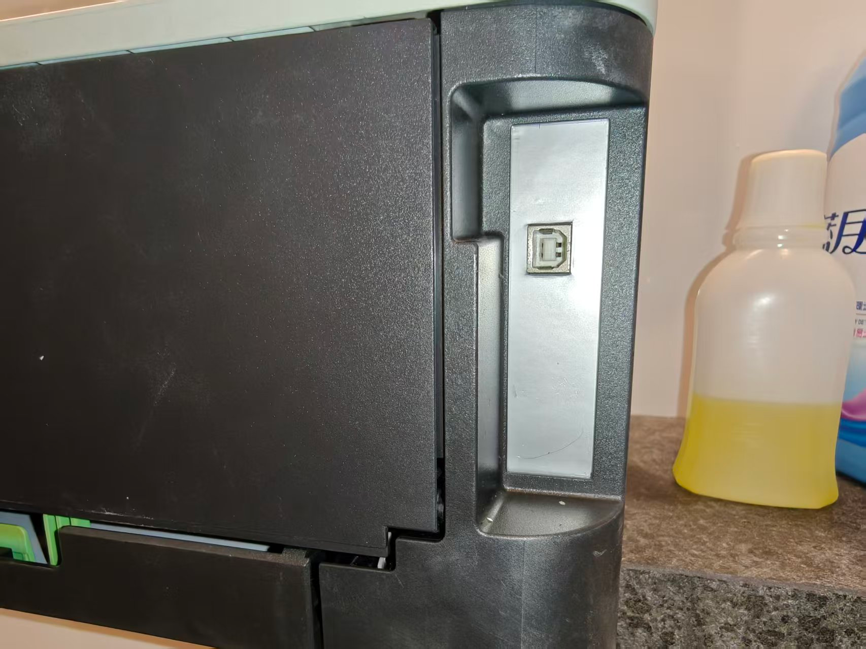LJ2400 背面的 USB-B 数据接口